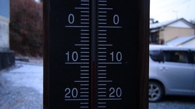 今朝の我が家前温度計　ほぼー１０℃