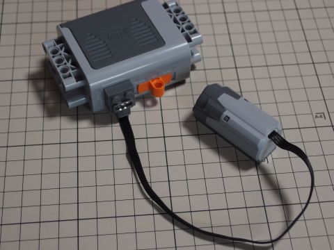 レゴ テクニック パワーファンクション・モーターセット 8293　電池ボックスにモーターをつなぎました。電池ボックスのメインスイッチONでモーターが回転します。