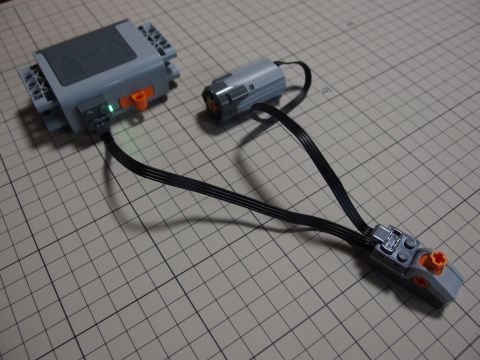 レゴ テクニック パワーファンクション・モーターセット 8293　電池ボックスにスイッチとモーターをつなぎました。