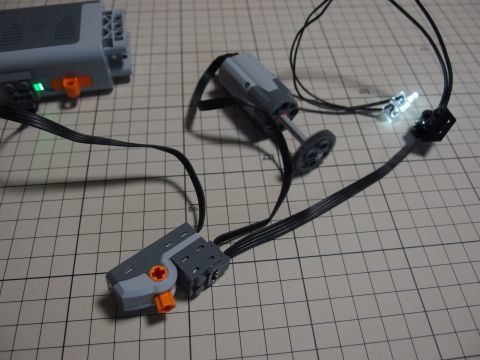 レゴ テクニック パワーファンクション・モーターセット 8293　電池ボックスにスイッチを介してモーターとLEDライトをつなぎました。