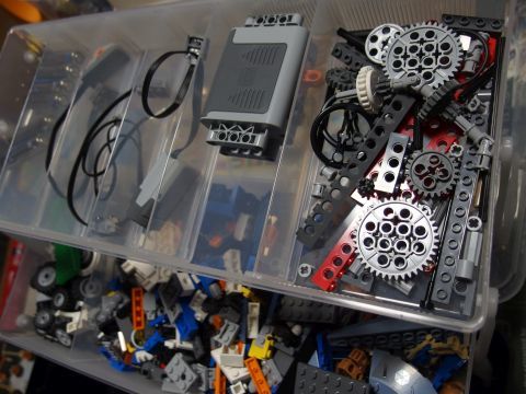 上段が「レゴ テクニック パワーファンクション・モーターセット 8293」と「Lego Crazy Action Contraptions」のパーツです。