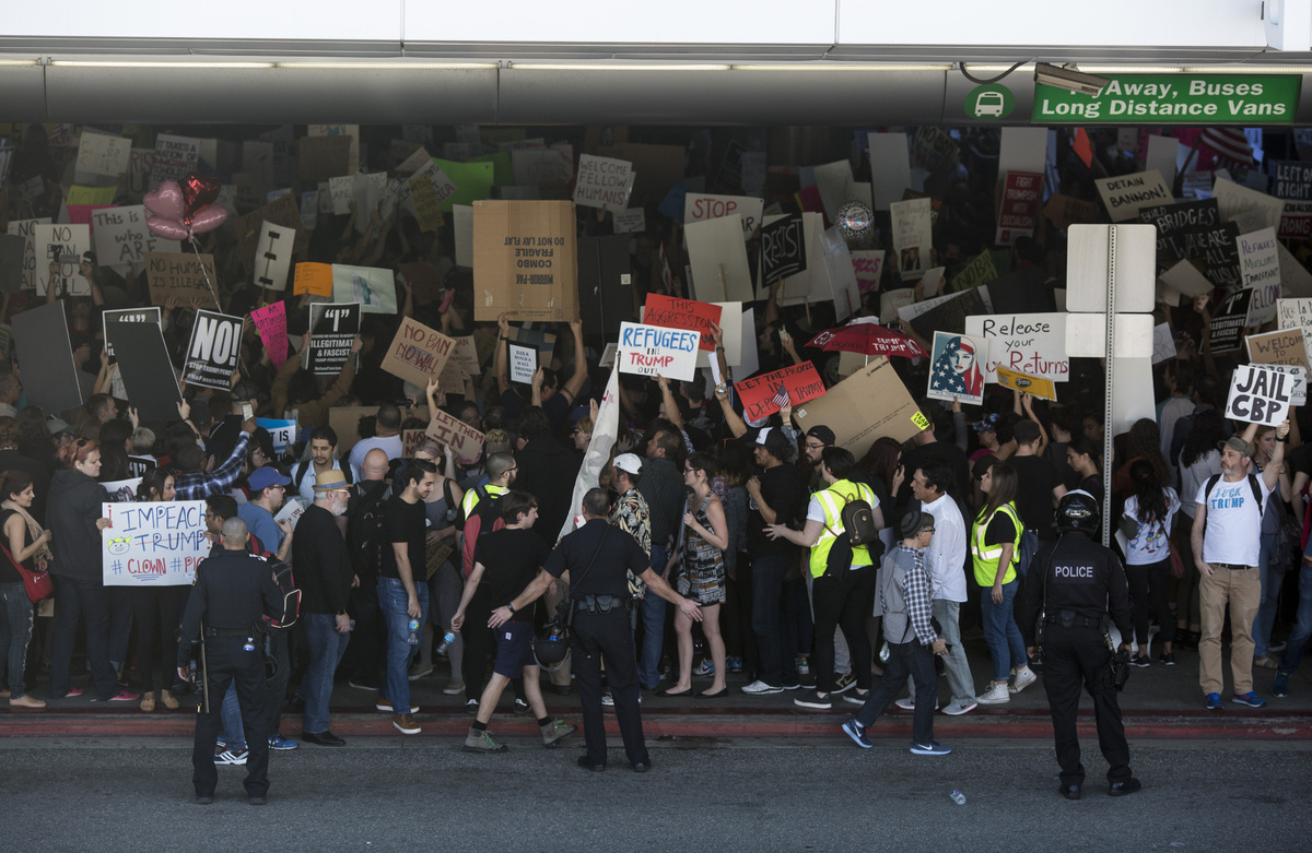 trump protest la airport