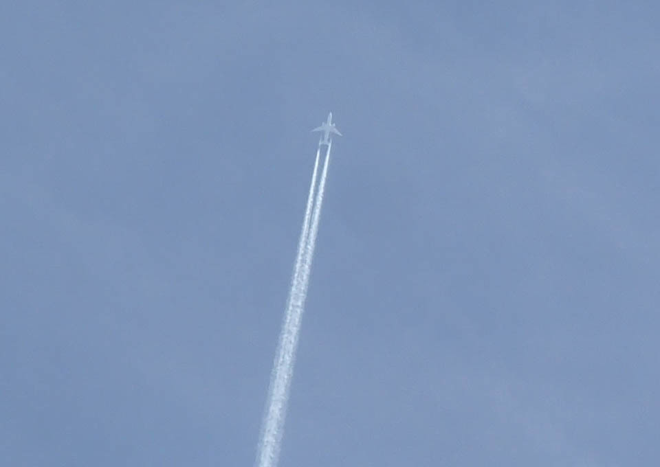 飛行機雲を作って飛ぶ双発ジェット