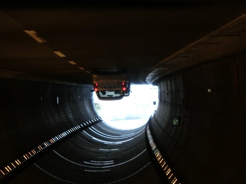 自動車　トンネル