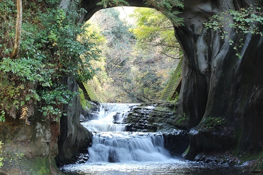 亀岩の洞窟と濃溝の滝３