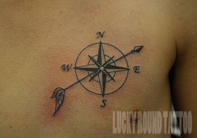 コンパスと矢のタトゥー Lucky Round Tattoo