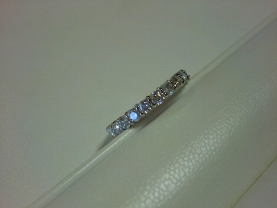 ダイヤモンドはGカラー、I1クラスの輝きのあるクリアな物を使用