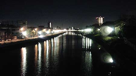 夜は街中の川も綺麗に見える。