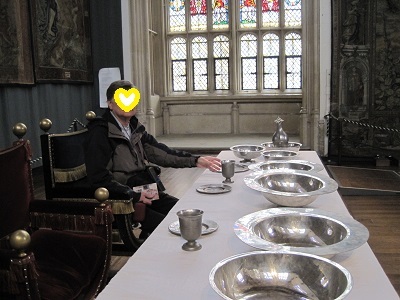 食卓は座って食器を持ったりしてもいいのです。 ちょっと王様気分のだんな君