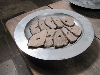 蝋細工で出来たロースト肉にも ちゃんと焼串の穴が開いている芸の細かさ。