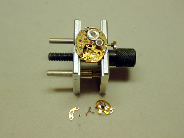 ヒルトン　ブローチ時計　オーバーホール　分解修理　１８K金無垢