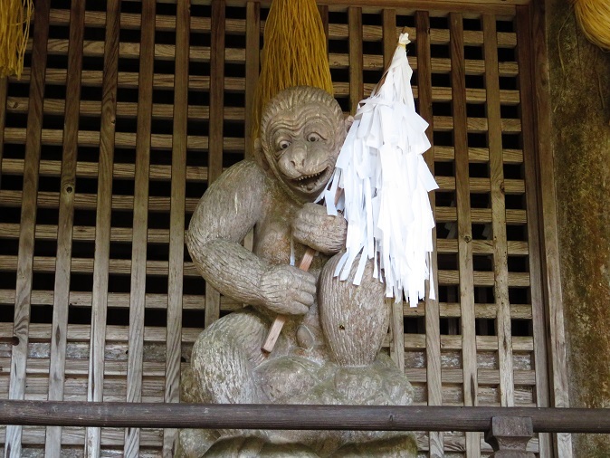新井神社　猿の彫刻