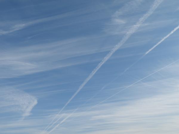 ほうきで掃いた跡のような雲と飛行機雲